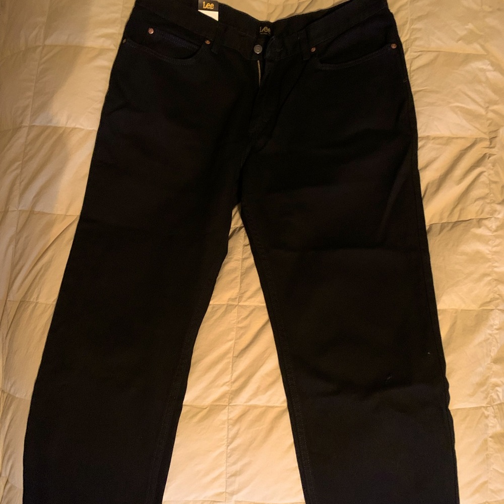 Men’s relax fit straight leg Lee jeans. Black denim size 38 x 30